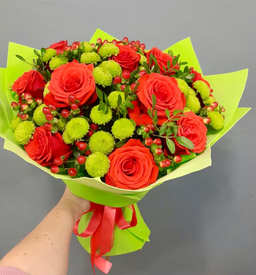 Букет цветов из: Хризантемы и Розы в Ивоте