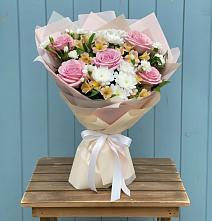 Букет цветов из:  Гвоздики, Орхидеи и Розы в Ивоте