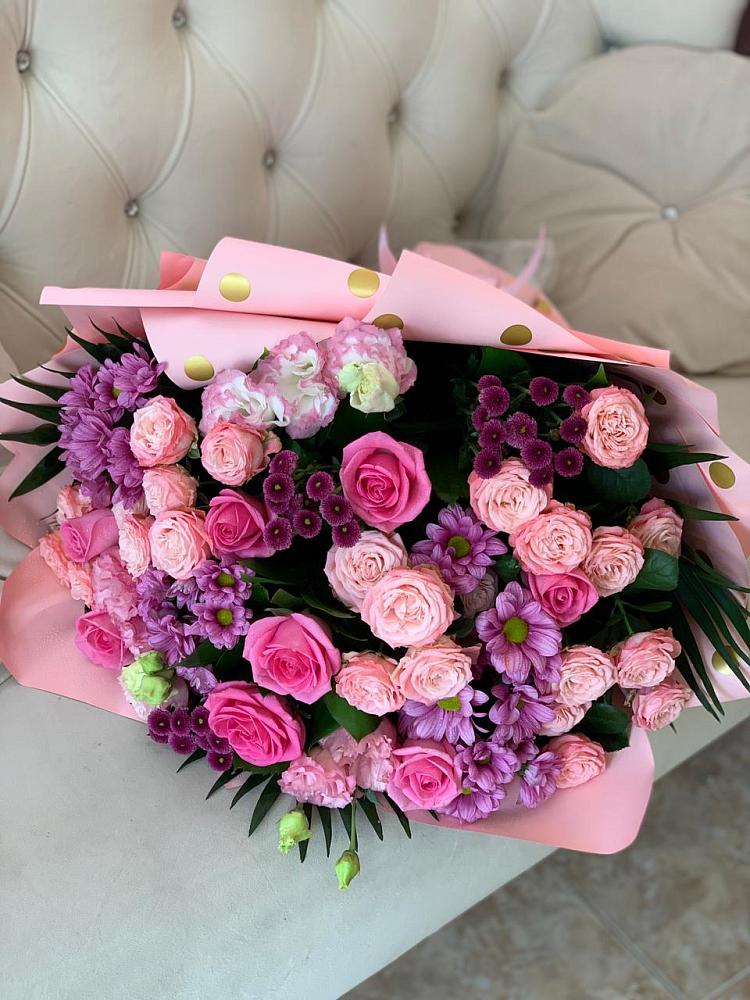 Букет цветов из: Хризантемы, Розы и Лизиантусы в Ивоте