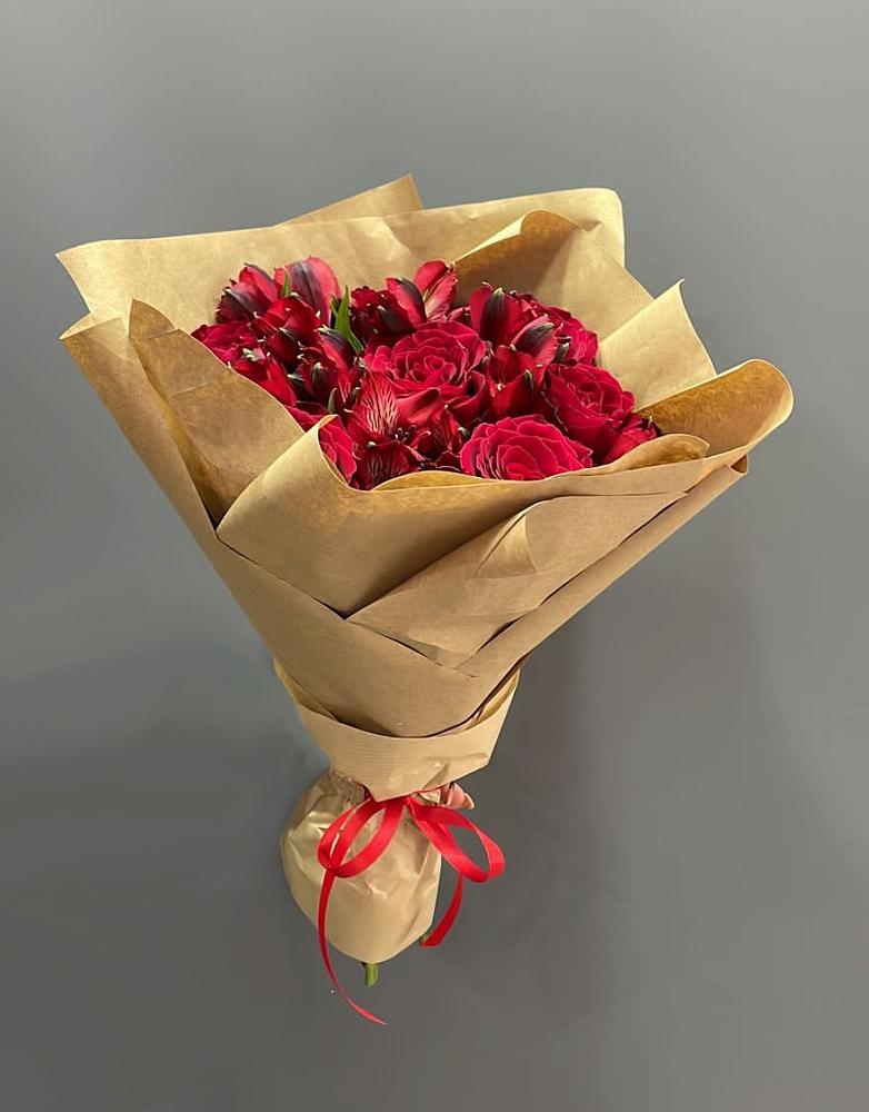 Букет цветов из: Альстромерии и Розы в Ивоте