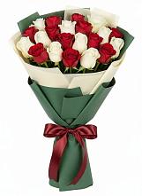 Букет Микс из красных и белых роз в Ивоте