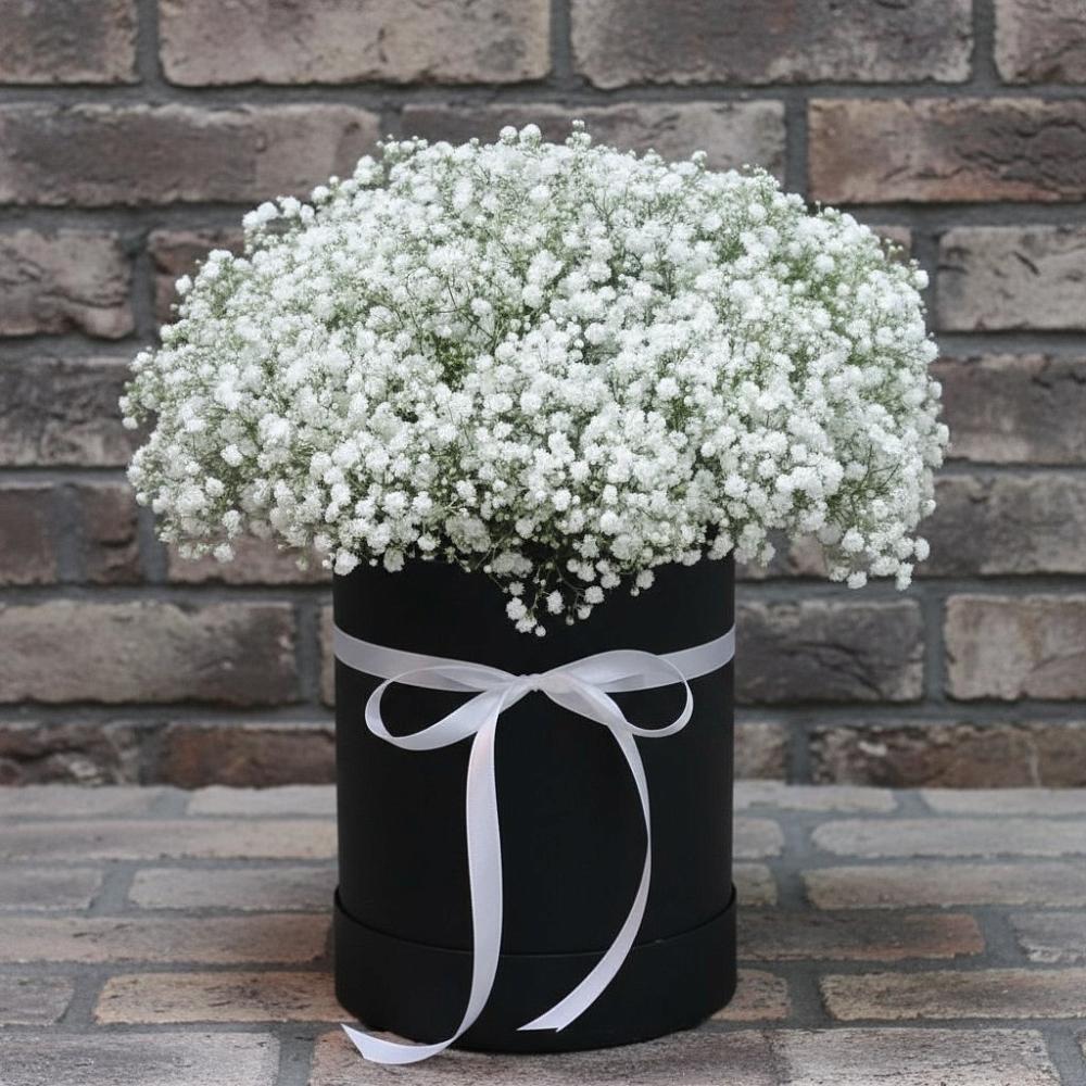 Цветочная композиция из Гипсофила в шляпной коробке в Ивоте