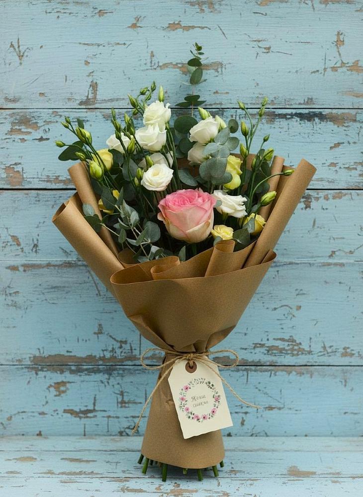 Букет цветов из: Розы и Лизиантусы в Ивоте