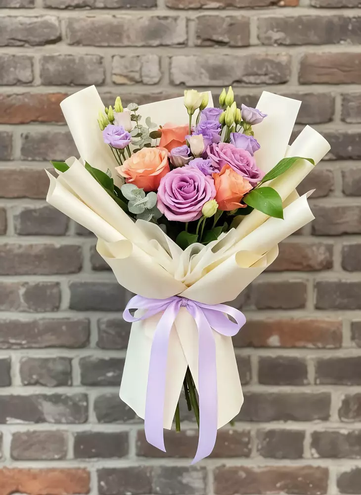 Букет цветов из: Лизиантусы и Розы в Ивоте