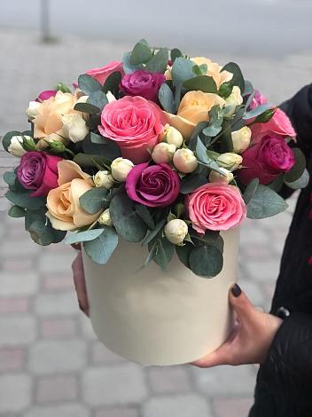 Цветочная композиция из Розы в шляпной коробке в Ивоте