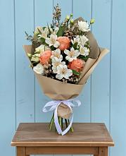 Букет цветов из:  Альстромерии, Лизиантусы, Розы и Хризантемы в Ивоте