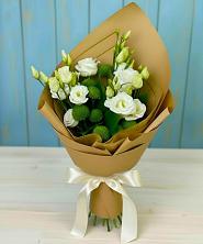 Букет цветов из:  Хризантемы и Лизиантусы в Ивоте