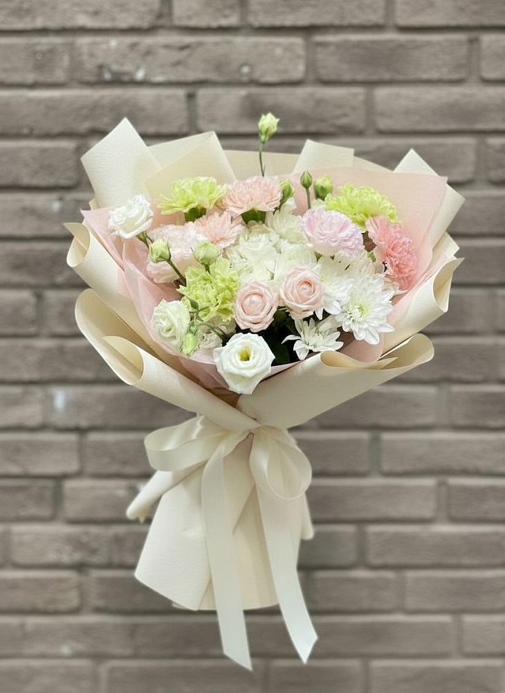 Букет цветов из: Гвоздики, Розы, Лизиантусы и Хризантемы в Ивоте