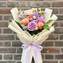 Букет цветов из:  Лизиантусы и Розы в Ивоте