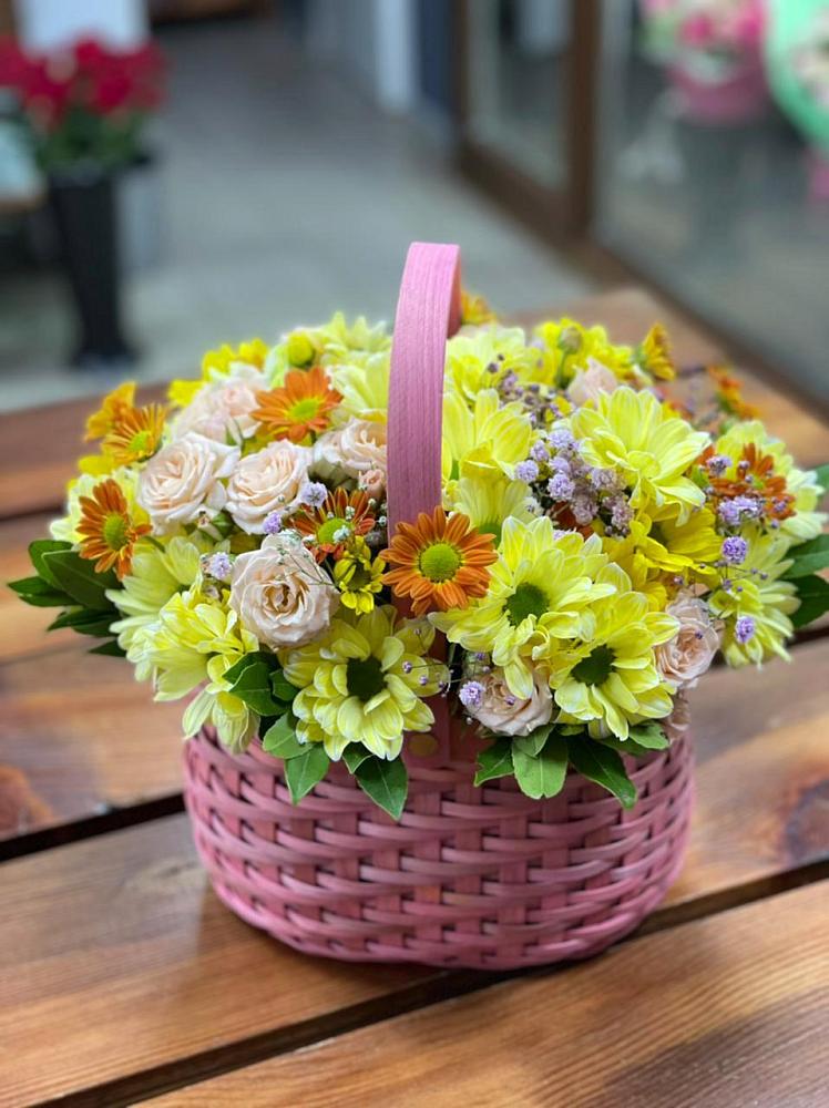 Цветочная композиция из Хризантемы и Розы в корзине в Ивоте